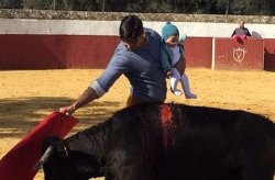Матадор, укрощавший быка с младенцем на руках, шокировал Интернет