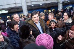 Саакашвили произвел фурор в харьковском метро (фото, видео)