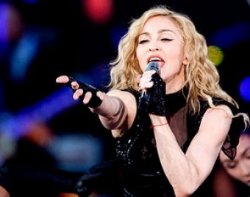 Мадонна упала лицом вниз после исполнения песни Боуи (видео)