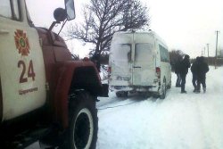Спасатели вытащили из снега автобус с пассажирами