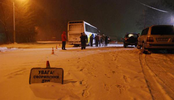 Cнегоуборочный КрАЗ влетел в автобус, есть пострадавшие: фото