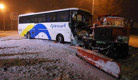 Cнегоуборочный КрАЗ влетел в автобус, есть пострадавшие: фото