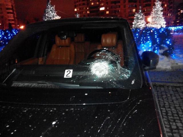 Поліція Києва розшукує зловмисників, які пошкодили автомобіль нардепа