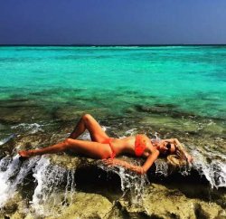 Вика Лопырева устроила фотосет в бикини на Мальдивах