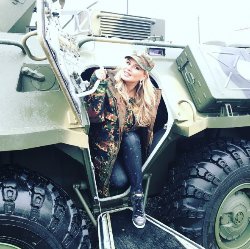 Анна Семенович навчилась водити танк