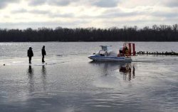150 рыбаков застряли на оторванной льдине на Кременчугском водохранилище