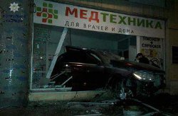 ДТП в Одессе: «Мерседес» на полной скорости врезался в магазин