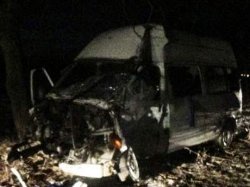 ДТП на Киевщине: автомобиль разбился вдребезги, похоронив в своих обломках водителя