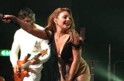 Тина Кароль встала на колени на сцене Лондона и спела гимн Украины (фото, видео)