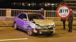 ДТП в Киеве: Subaru влетел в отбойник