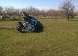 На Николаевщине трактор перевернулся и убил студента