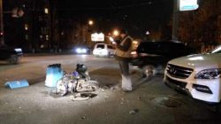 ДТП в Киеве: иномарка на большой скорости влетела в скутериста