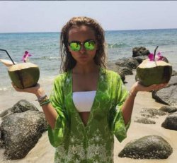 Стефания Маликова поделилась пляжным фото