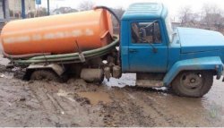 В Харькове автоцистерна провалилась под землю