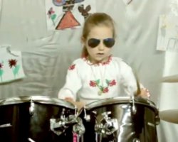 7-річна українка приголомшливо грає на барабанах