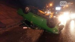 ДТП в Днепропетровске: автомобиль с пятью пассажирами перевернулся вверх дном