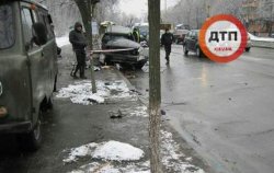 Смертельное ДТП в Киеве: иномарка на огромной скорости влетела в дерево