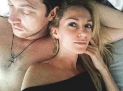Кирилл Сафронов сфотографировался с женой в постели