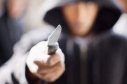 В Киеве разбойник напал на таксиста с ножом