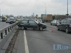 В Киеве грузовик протаранил легковушку, есть пострадавший