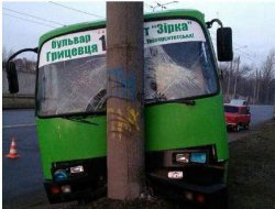 Харьков: маршрутка разбилась об столб