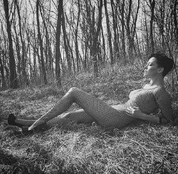 Даша Астафьева устроила провокационную фотосессию в лесу