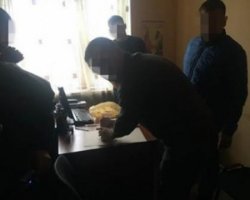Поліцейського затримали за 4000 гривень хабара