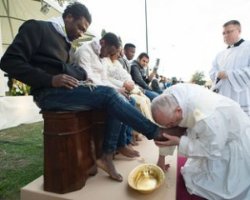 Папа Римський омив ноги 11 біженцям