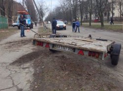 Киев: оторвавшийся прицеп автомобиля снес два дерева