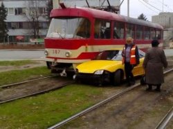 В Запорожье автомобили целый день таранят троллейбусы и трамваи
