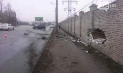 ДТП в Днепропетровске: иномарка протаранила кирпичную стену