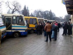 Львовские перевозчики заблокировали вход в облсовет