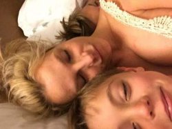 34-летняя Бритни Спирс сфотографировалась в постели без макияжа