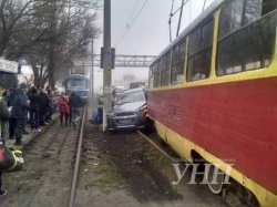 ДТП с пострадавшими в Одессе: автомобиль врезался в трамвай