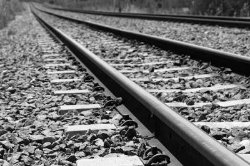 На Киевщине молодой мужчина погиб под колесами поезда