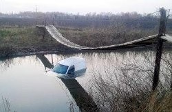 На Хмельнитчине грабители угнали автомобиль и упали на нем в реку