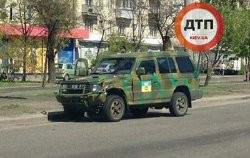 ДТП в Киеве: скутер врезался в военный внедорожник