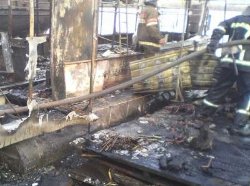 В Киеве на Днепре дотла сгорел плавучий дом
