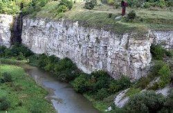 На Хмельнитчине парень упал с каньона и разбился насмерть