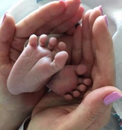 Певица Жасмин поделилась нежным снимком с новорожденным сыном