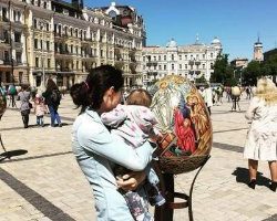Маша Собко прогулялась с годовалой дочкой по Киеву Маша Собко прогулялась с годовалой дочкой по Киеву