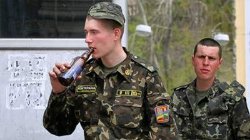 Украинцы потребовали запретить продажу алкоголя военным