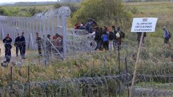 Беспорядки в Греции: беженец пытался бросить младенца в патрульных