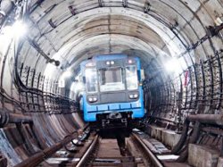 В киевском метро мужчина рухнул на рельсы