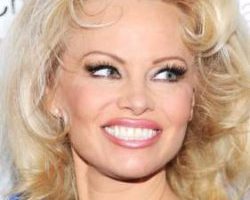 48-летняя Памела Андерсон удивила помолодевшим лицом 48-летняя Памела Андерсон удивила помолодевшим лицом