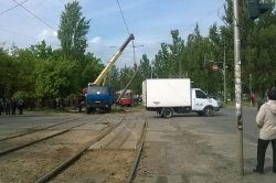 В Соломенском районе столб упал на трамвайную контактную сеть