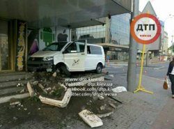 В центре Киева водитель микроавтобуса уснул и врезался в отель