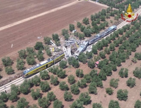 На юге Италии лоб в лоб столкнулись два пассажирских поезда: 20 человек погибли