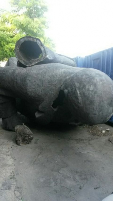 Демонтированные в Мариуполе памятники Ленину свезли на местное кладбище