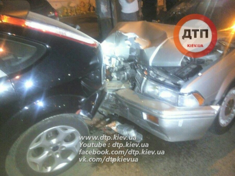 Пьяный водитель на Toyota разбил пять припаркованных авто на Голосеево в Киеве